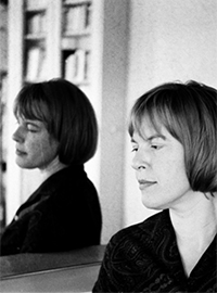 Ingeborg Bachmann vor Spiegel mit Spiegelung ihrer Person